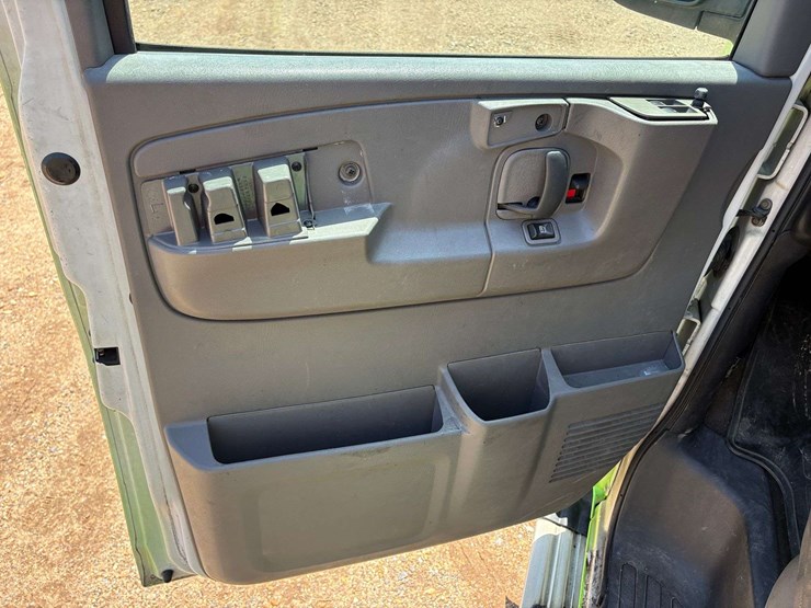 2009-chevrolet-express-3500-image-10