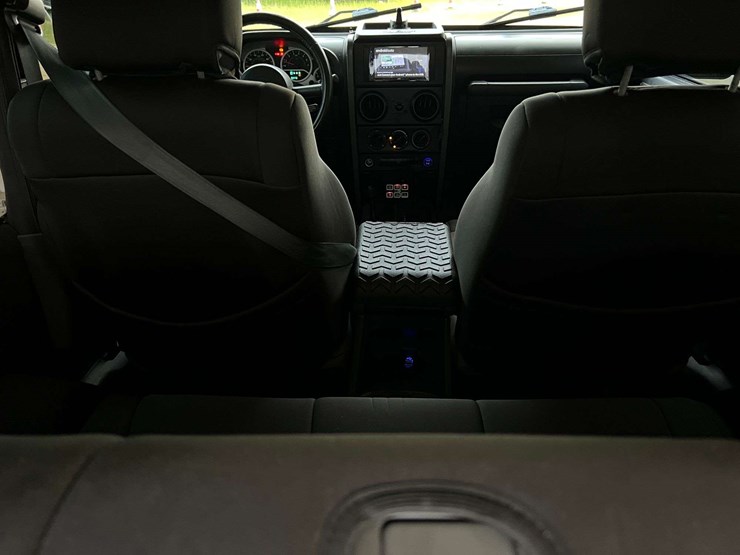 2010-jeep-wrangler-sport-image-34