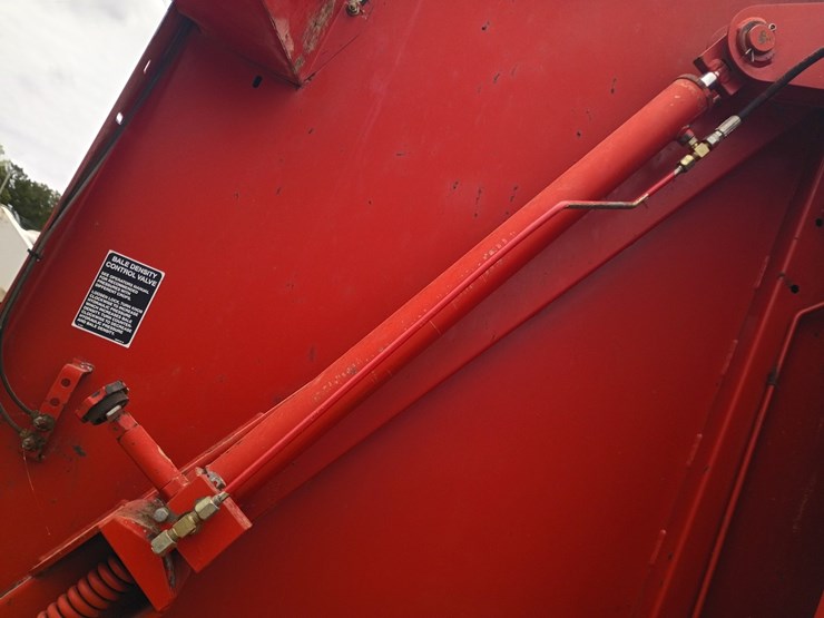 new-holland-br740-image-30