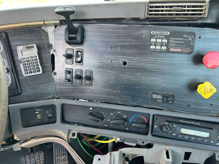 2006-freightliner-columbia-120-image-39