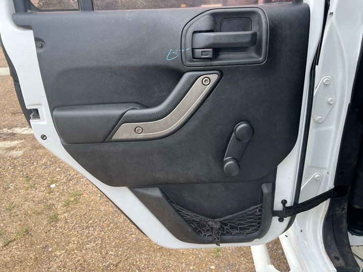 2015-jeep-wrangler-sport-image-14