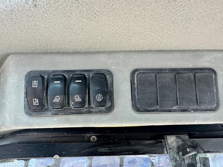 2019-caterpillar-236d3-image-22