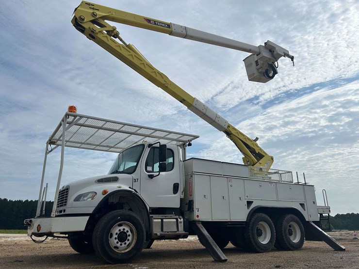 2013-freightliner-m2-106-image-1