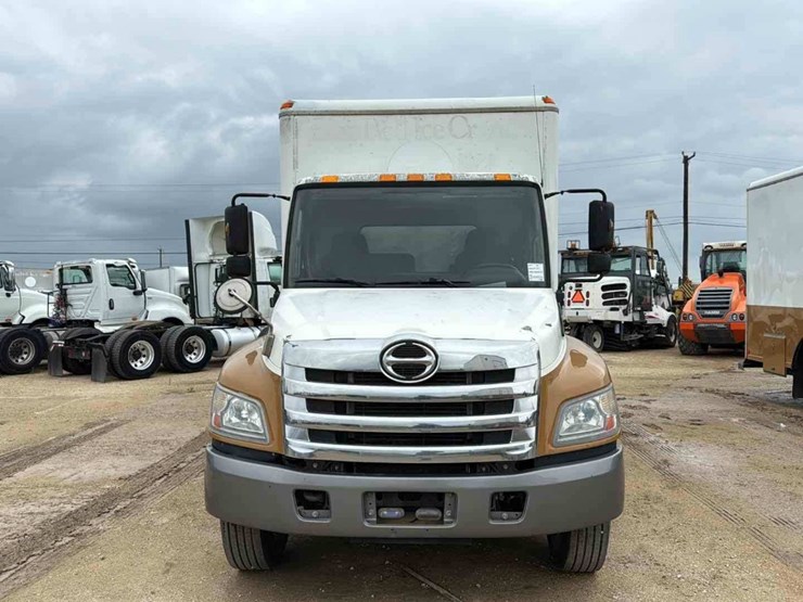 2011-hino-box-truck-image-2