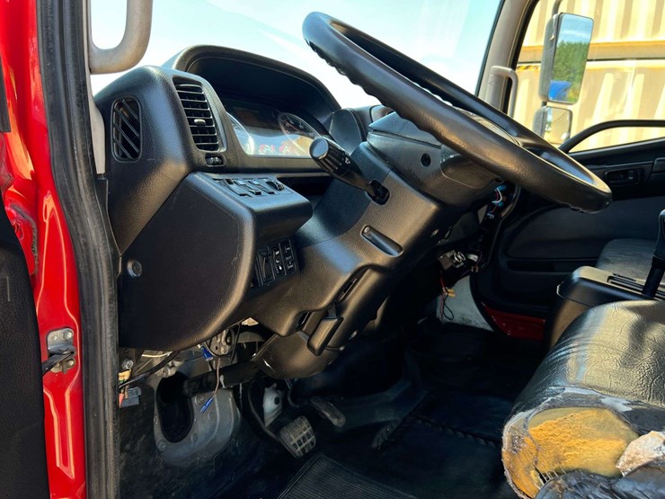 2014-hino-268-image-27