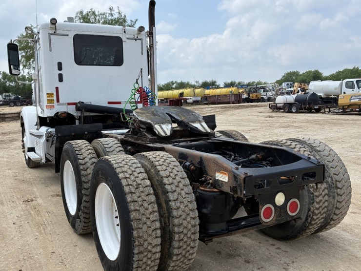 2016-freightliner-coronado-122-sd-image-6