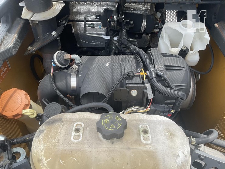 2016-deere-318e-image-16