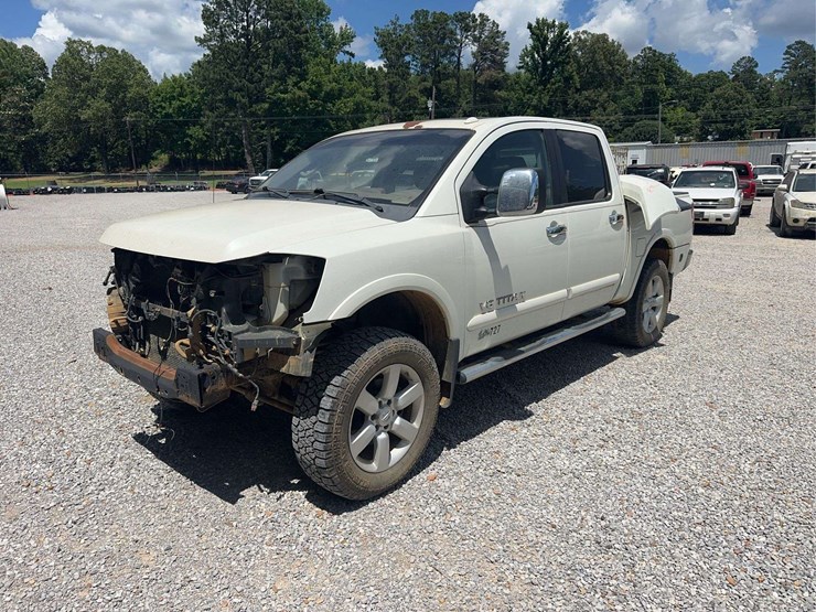 2015-nissan-titan-image-1