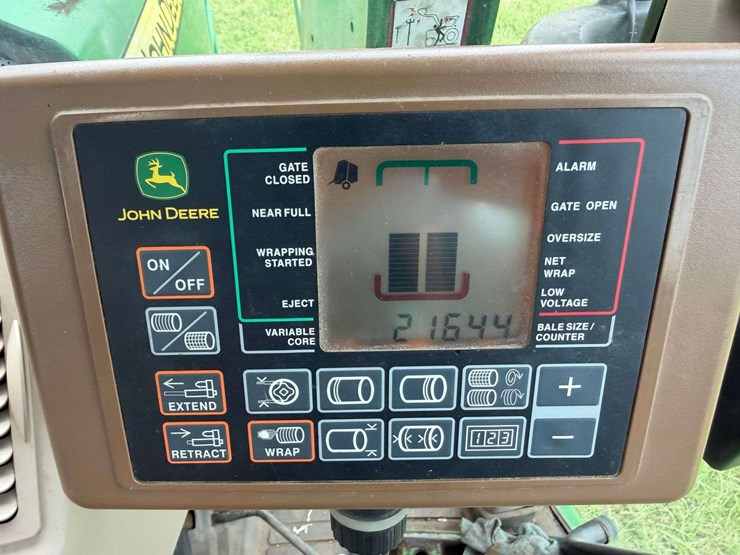 2010-john-deere-568-image-29