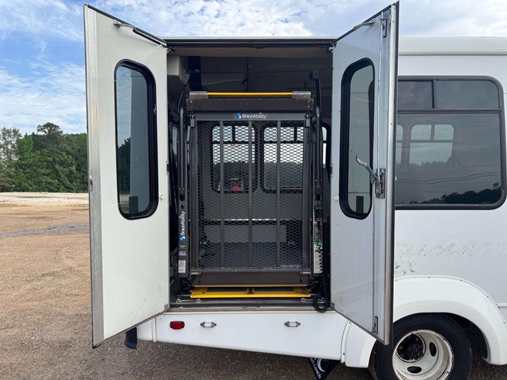 2018-ford-e350-image-22
