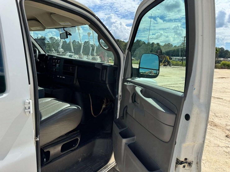 2013-chevrolet-express-2500-image-16