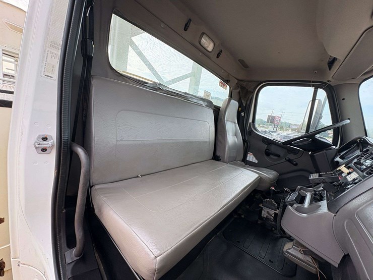 2013-freightliner-m2-106-image-22