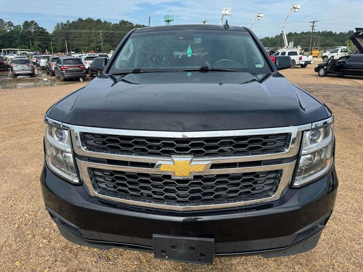 2016-chevrolet-suburban-1500-image-5