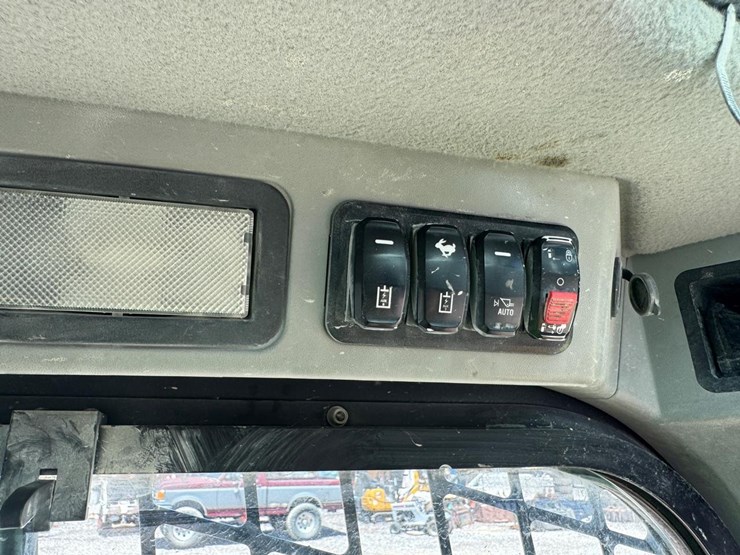 2019-caterpillar-236d3-image-26