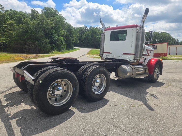2004-peterbilt-378-image-17