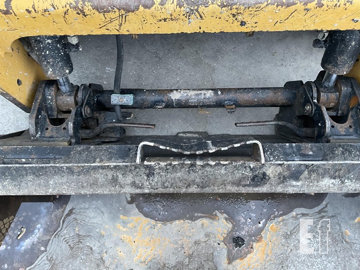 2014-caterpillar-242d-image-10