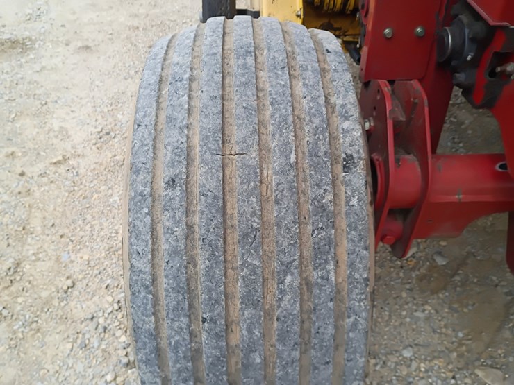 new-holland-br740-image-40