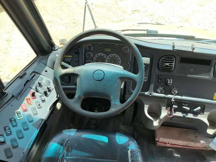2009-freightliner-b2-image-11