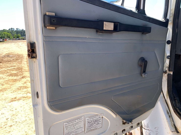 1993-freightliner-fl60-image-9