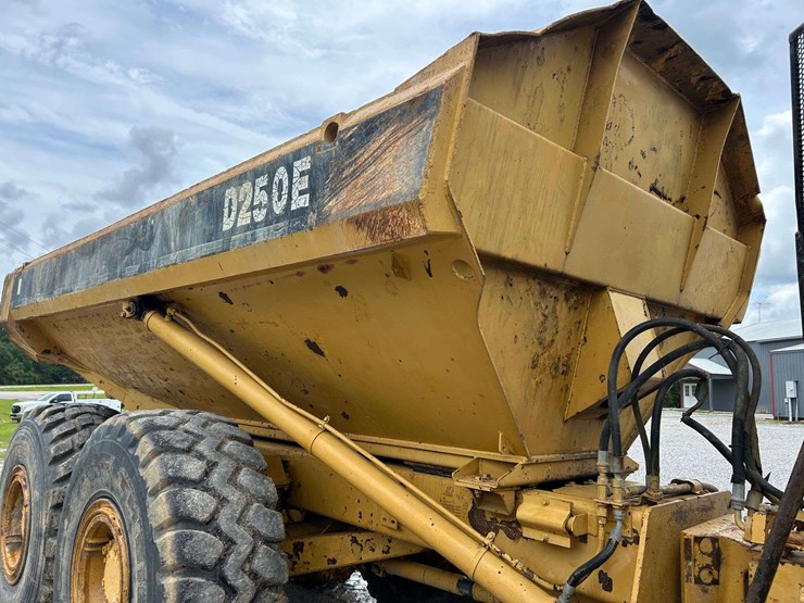 caterpillar-d250e-image-12
