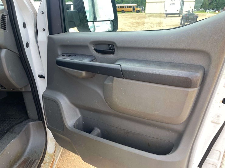 2018-nissan-nv2500hd-image-16