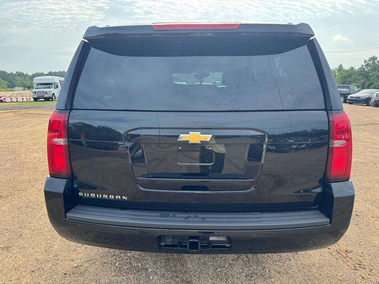 2016-chevrolet-suburban-1500-image-6