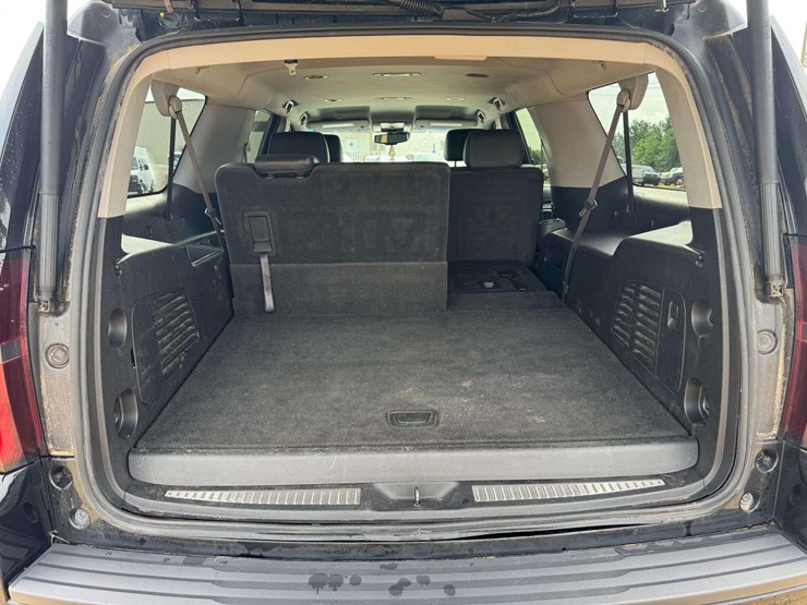 2016-chevrolet-suburban-1500-image-19