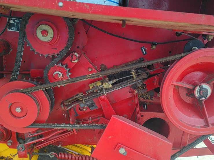 new-holland-br740-image-33