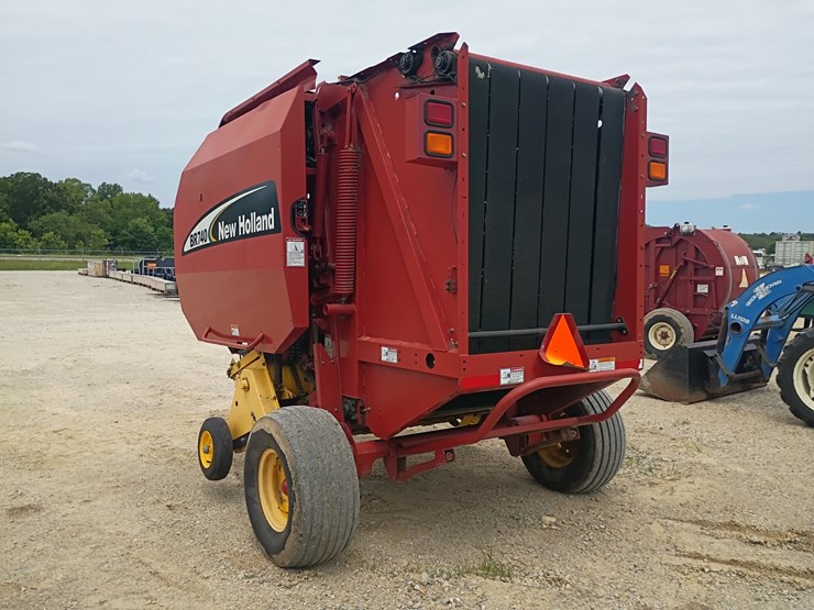 new-holland-br740-image-3
