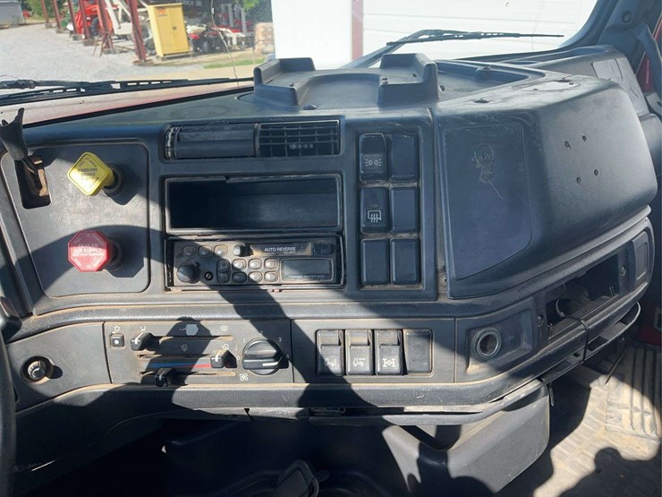 1999-volvo-vn-image-24