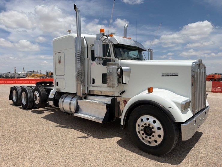 2013-kenworth-w900-image-3
