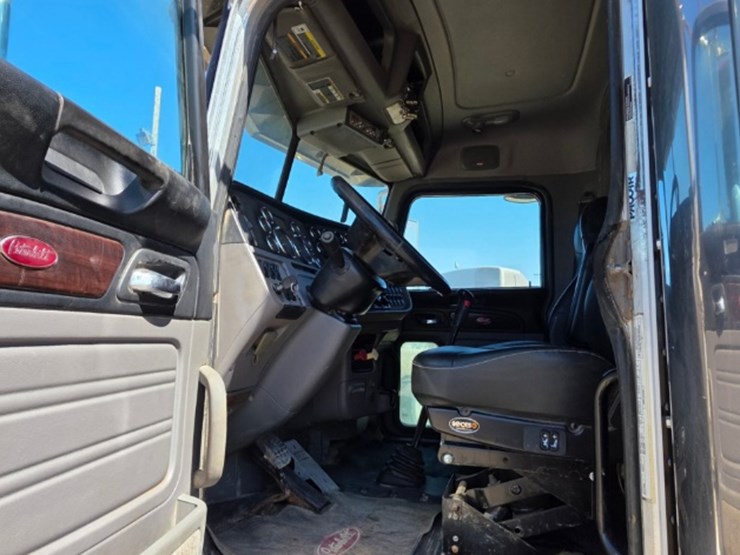 2013-peterbilt-388-image-9