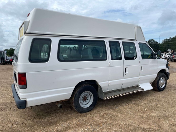 2010-ford-econoline-350-image-3