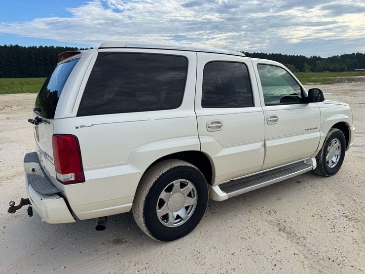 2005-cadillac-escalade-image-3