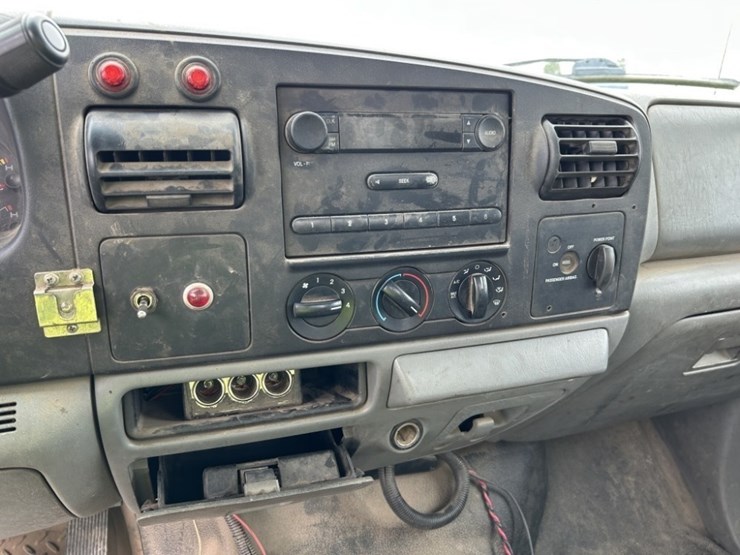 2005-ford-f550-image-25
