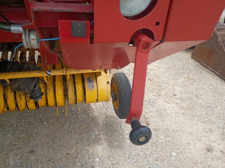 new-holland-br740-image-19