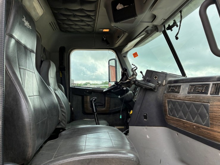 2016-freightliner-coronado-122-sd-image-12