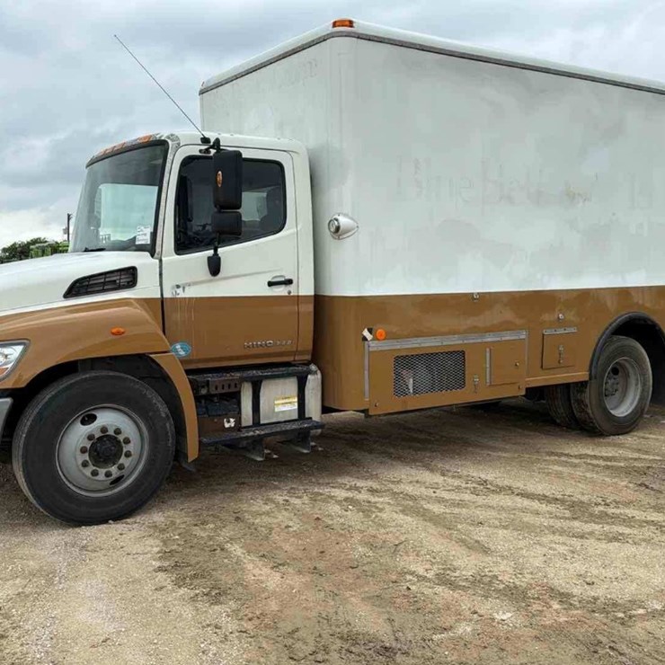 2011 HINO BOX TRUCK