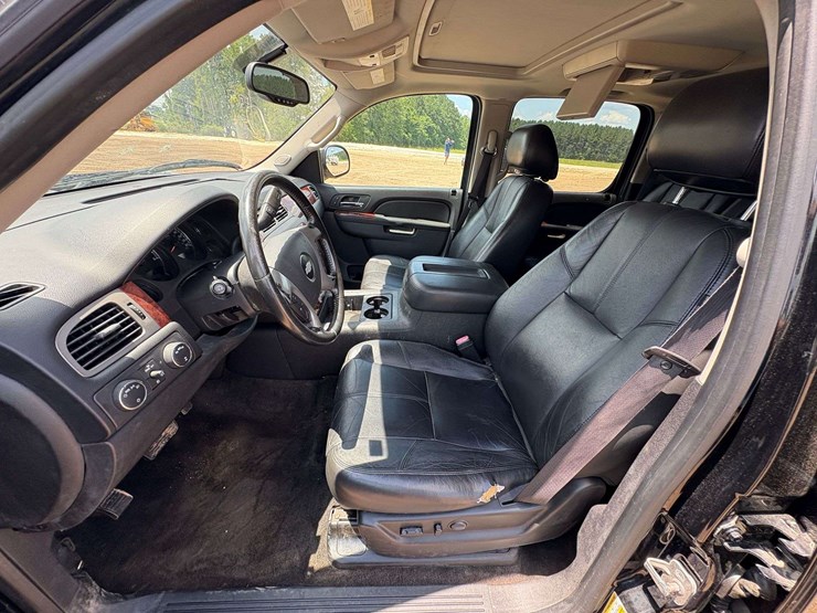 2012-chevrolet-suburban-1500-image-12
