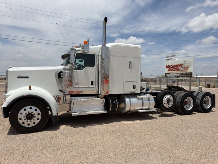 2013-kenworth-w900-image-1