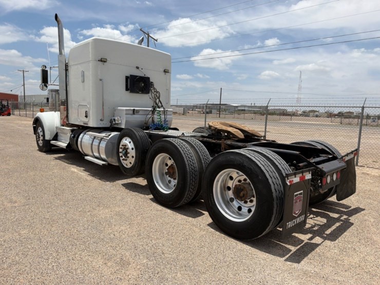2013-kenworth-w900-image-9