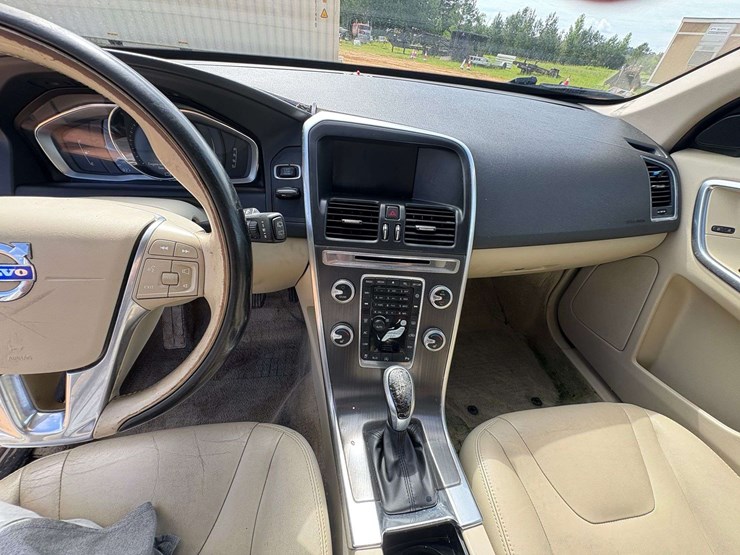 2016-volvo-xc60-image-13