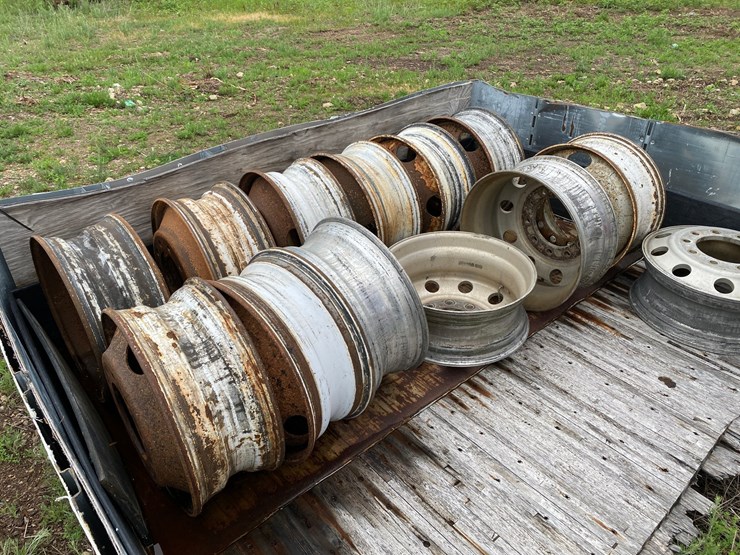 #1576-•-(14)-semi-trailer-rims-and-pile-of-scrap-metal-image-5