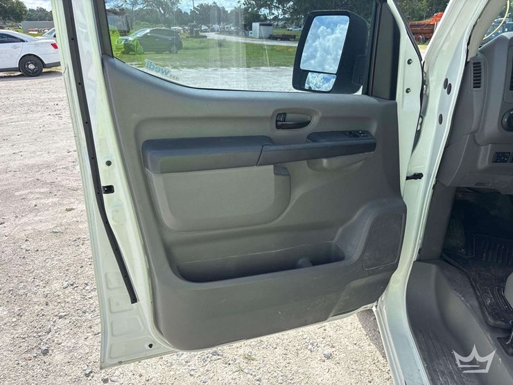 2017-nissam-nv2500hd-cargo-van-image-19
