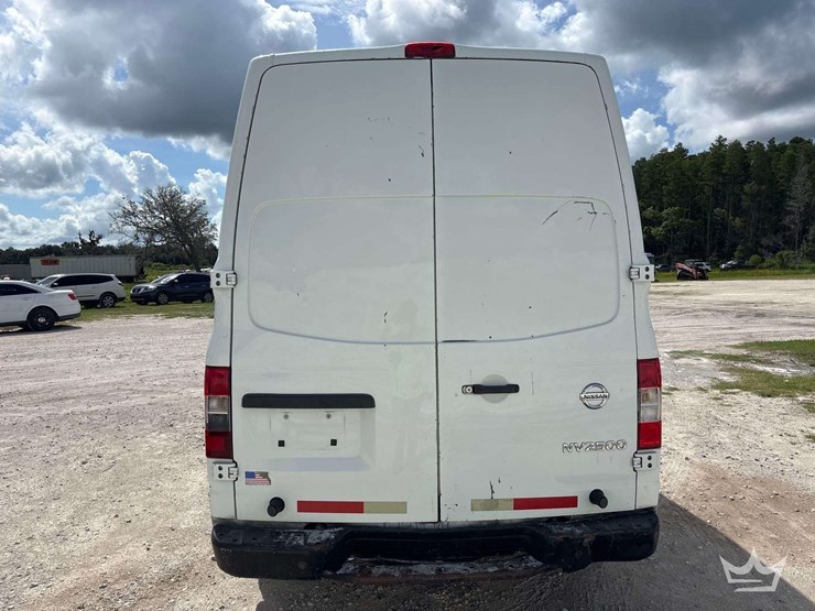 2017-nissam-nv2500hd-cargo-van-image-38