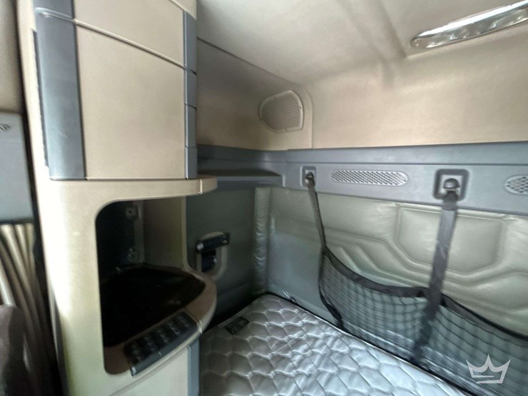 2016-freightliner-cascadia-132-image-24