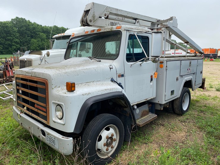 #1561-•-1988-international-boom-service-truck-image-1