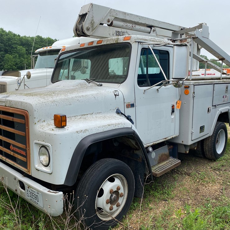 #1561 • 1988 International Boom Service Truck