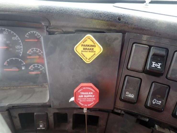 2005-volvo-vn-image-16