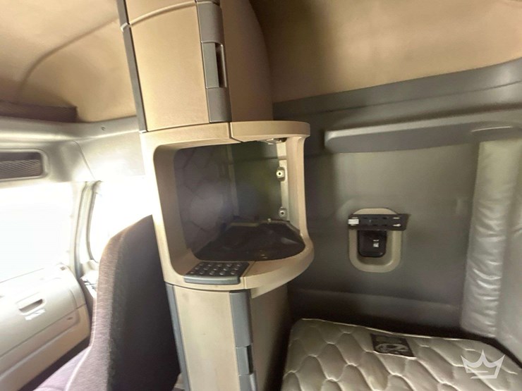 2016-freightliner-cascadia-132-image-29